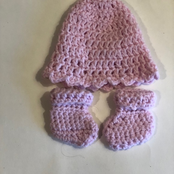 Pink Baby Hat and Booties Set Size Newborn-3M Perfect for a Baby Gift - Picture 1 of 4